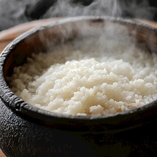 石锅中热气腾腾的白米饭