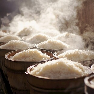 热气腾腾的蒸笼米饭