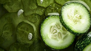 鲜脆黄瓜切片的清凉视觉