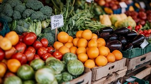 新鲜多样的农贸市场蔬果