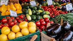 多彩新鲜蔬菜摆满摊位