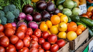 新鲜多样的蔬菜水果摊