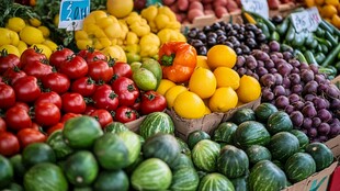 缤纷多彩的新鲜蔬果摊位