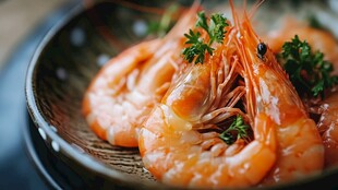 美味鲜虾摆于碗中