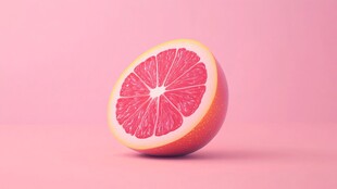 粉红背景上的半颗西柚