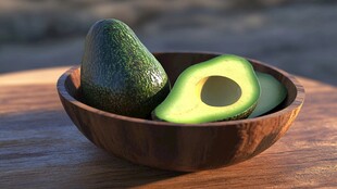 木碗中的牛油果及其切片