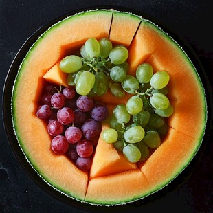 哈密瓜盛葡萄创意水果盘