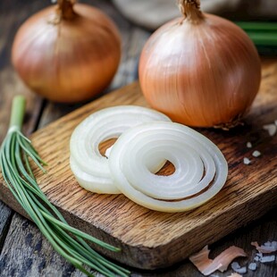 案板上的鲜洋葱与青葱