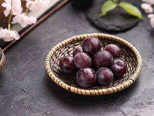 竹篮中的紫葡萄