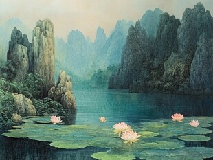 水墨山水间的睡莲景致