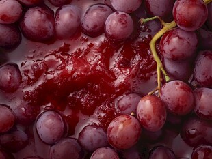 紫葡萄与溢出的鲜红果汁