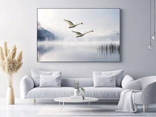 客厅中优雅的天鹅挂画