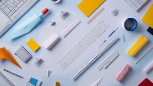 多彩文具整齐排列桌面