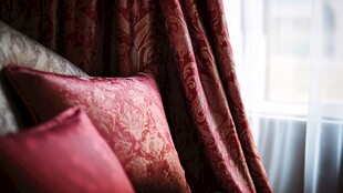 华丽红系抱枕与窗帘一角