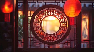 中式窗棂前的红灯笼景致