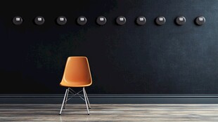 橙色座椅与墙上圆形物件