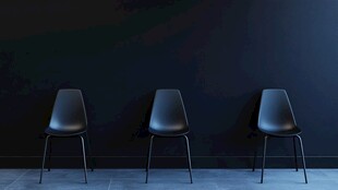 三把黑椅靠墙简约场景