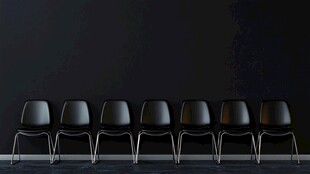 一排黑色简约风格会议椅