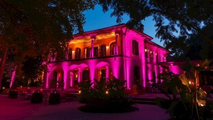 夜幕下的梦幻粉色别墅