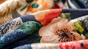 多彩花卉图案的精美织物