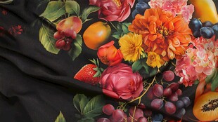 花卉水果图案的黑色织物