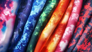 多彩绚丽扎染布料展示