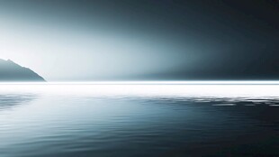 静谧海面与远山的朦胧景致