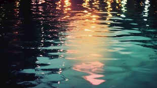 水面上的绚丽光影倒影