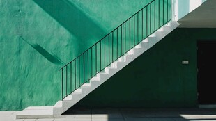 绿色墙面下的简约楼梯