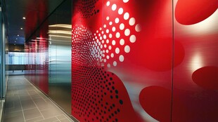 现代走廊的红色艺术墙饰