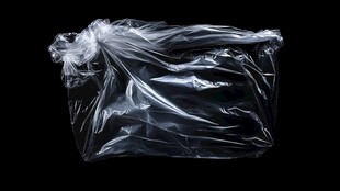 黑色背景下的透明塑料袋