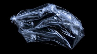 黑色背景下的透明塑料袋
