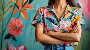 穿着花衬衫的时尚女性