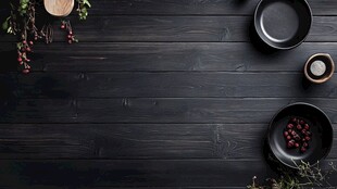 黑色木板上的精致餐具摆盘