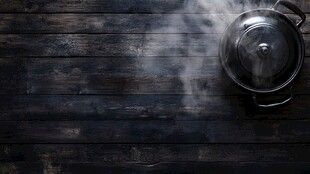 木桌上冒热气的锅具