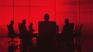 红背景下的商务会议剪影