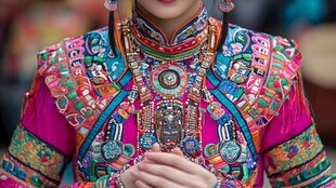 绚丽民族服饰展示独特风采