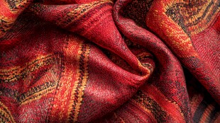 复古风红色花纹织物特写