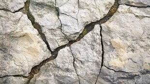 干裂岩石纹理特写