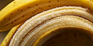 剥开的熟香蕉特写