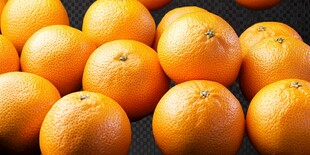 新鲜饱满的橙子堆叠