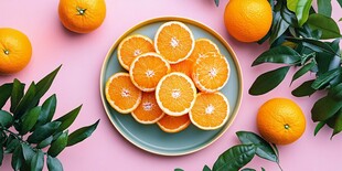 粉底绿叶间的鲜橙切片