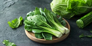 新鲜青菜摆放在木盘上