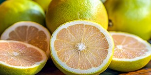 新鲜多汁的柚子果肉展示