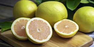 新鲜柚子摆放在木砧板上