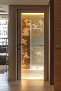 精致花纹玻璃门室内一角