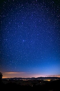 璀璨星空下的静谧大地