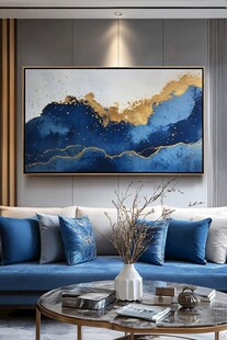 现代客厅中的艺术抽象挂画