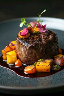 精致牛排配多彩时蔬