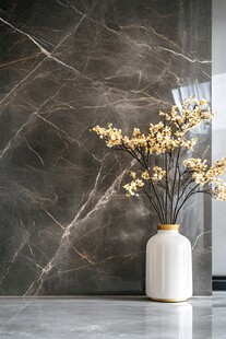 大理石墙前的雅致花瓶插花